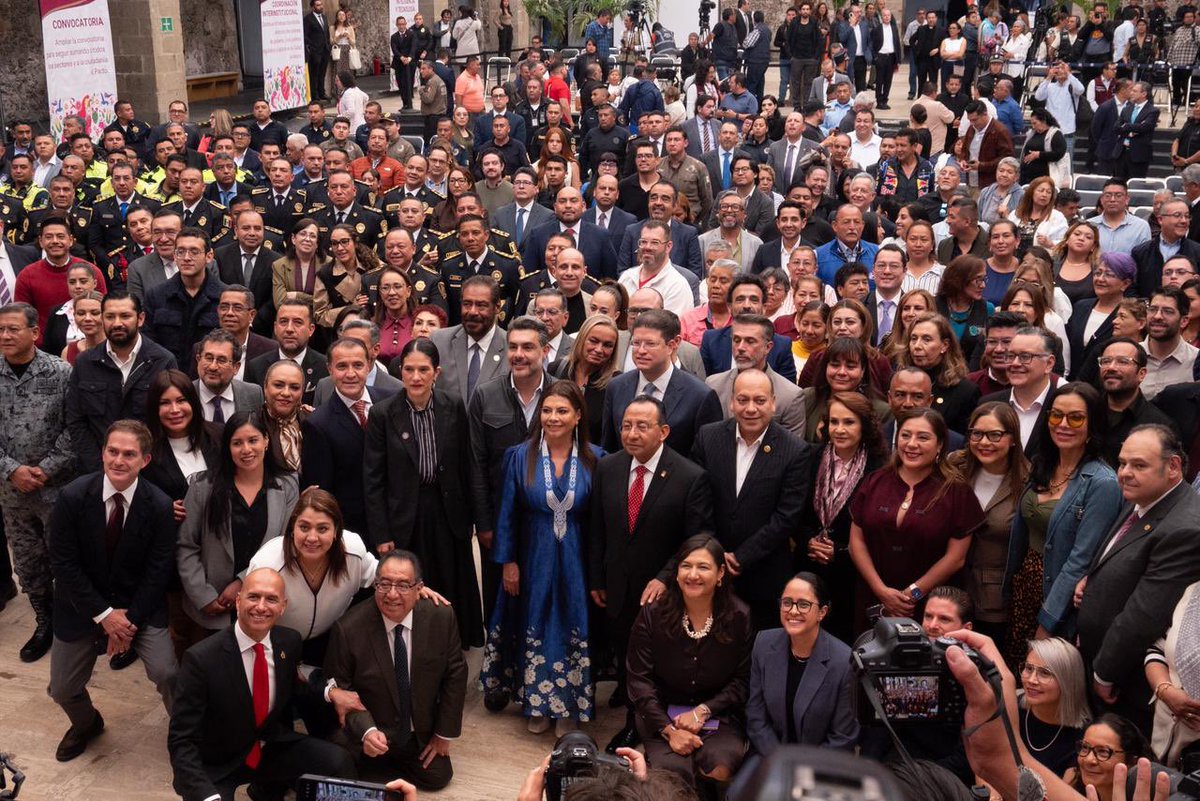 PabloVazC's tweet photo. #Extorsión | Esta mañana, el @GobCDMX encabezado por @ClaraBrugadaM, en coordinación con la @FiscaliaCDMX, las autoridades locales y federales, los poderes legislativo y judicial, nuestros aliados de la sociedad civil, empresarios, académicos, comunidad eclesiástica, vecinas y vecinos de nuestra Ciudad, firmamos el #PactoContraLaExtorsión con el que construimos un frente común en contra de este delito. 

Con el respaldo del @GobiernoMX, sumamos nuevas medidas para fortalecer nuestra estrategia: (1) consolidar el marco normativo, armonizando nuestra legislación con la Ley federal y proponiendo la creación del tipo de hostigamiento coercitivo; (2) impulsar la creación y formación de redes vecinales, empresariales y comerciales; (3) crear, junto a la @FiscaliaCDMX, un Centro de Atención Inmediata Contra la Extorsión; (4) incorporar inteligencia e investigaciones patrimoniales y financieras al combate a la extorsión y (5) desarrollar un sistema robusto de atención y protección a víctimas, denunciantes y testigos. 

La @SSC_CDMX asume el compromiso con absoluta responsabilidad. Trabajaremos todos los días poniendo al servicio del #Pacto y de la sociedad nuestras capacidades para la prevención, atención, investigación, sanción y erradicación de este delito.

El Pacto Contra la #Extorsión articula la acción colectiva y estrecha el vínculo entre las autoridades y la sociedad. Juntas y juntos avanzamos firmes en la construcción de una seguridad más segura, justa y en paz.