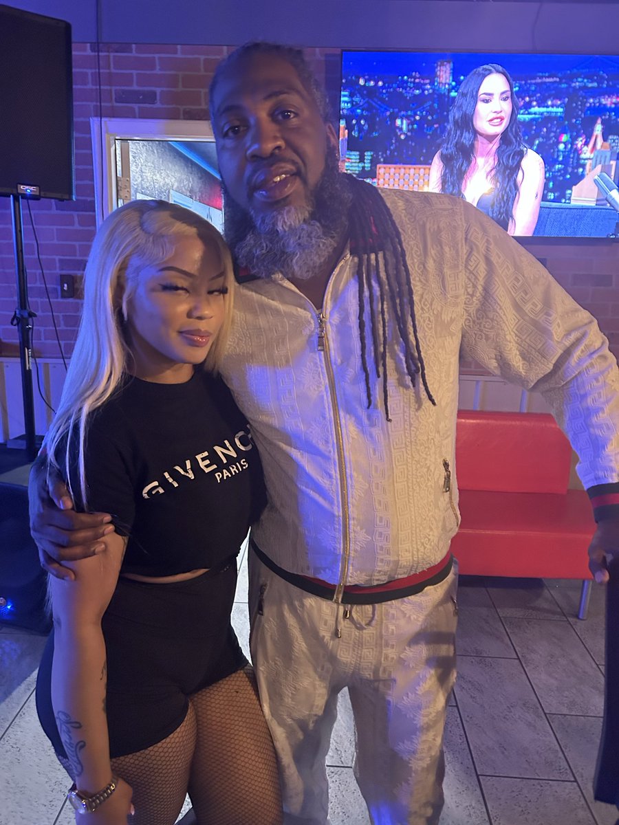 Ambivert_Babe's tweet photo. Had to snap a pic with David Banner last night 😌🔥 real ones know!!👏🏽

He was cool asf in person👌🏾

Don’t tell me NOTHING either…
I know who I seen 😂💅🏽

(why he look a lil different tho?? 👀) https://t.co/S8ubmVEFYj