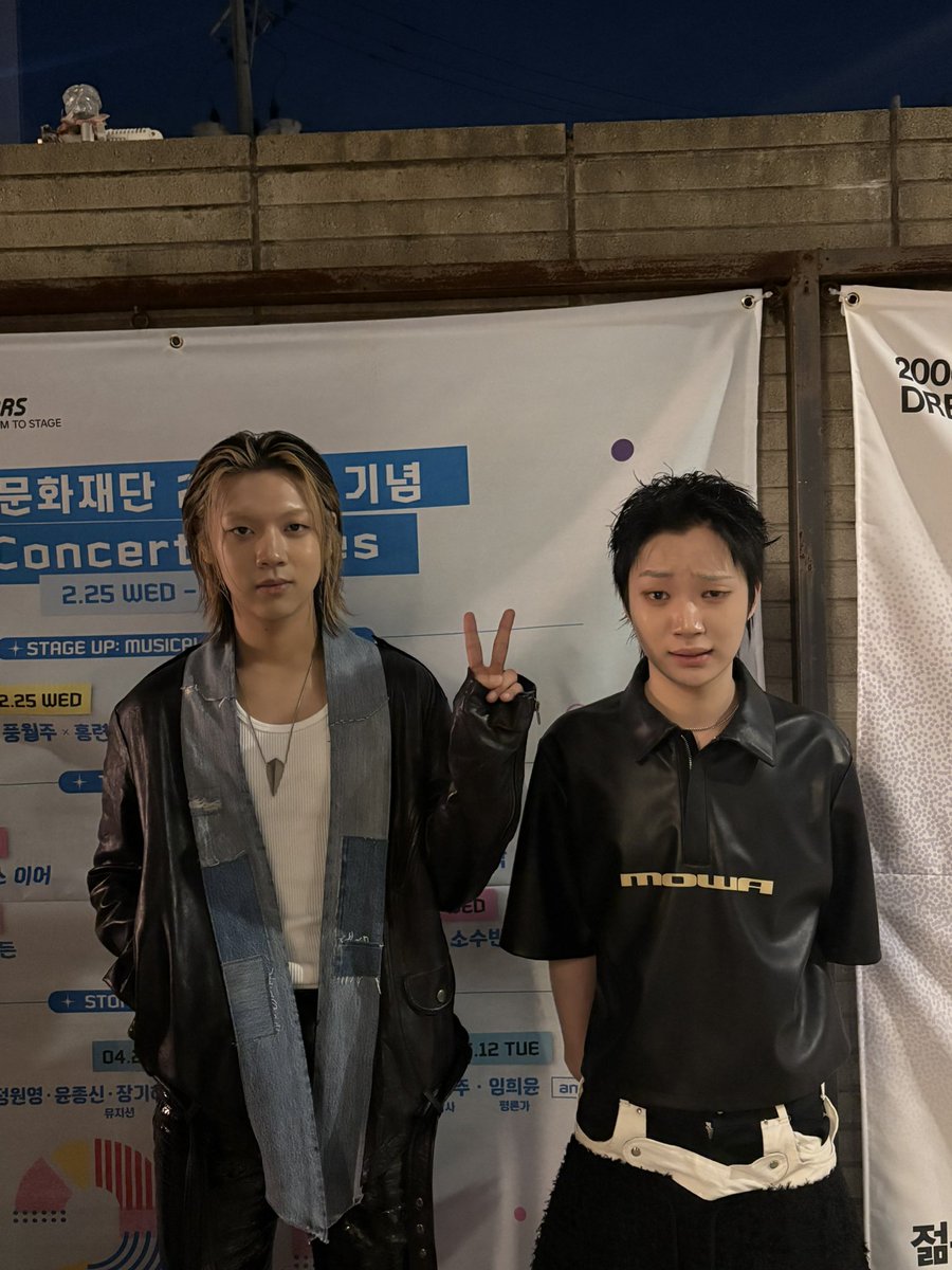 x0_ju_xX0's tweet photo. 개찐따브이뭔데 https://t.co/lXPDDcaxfY