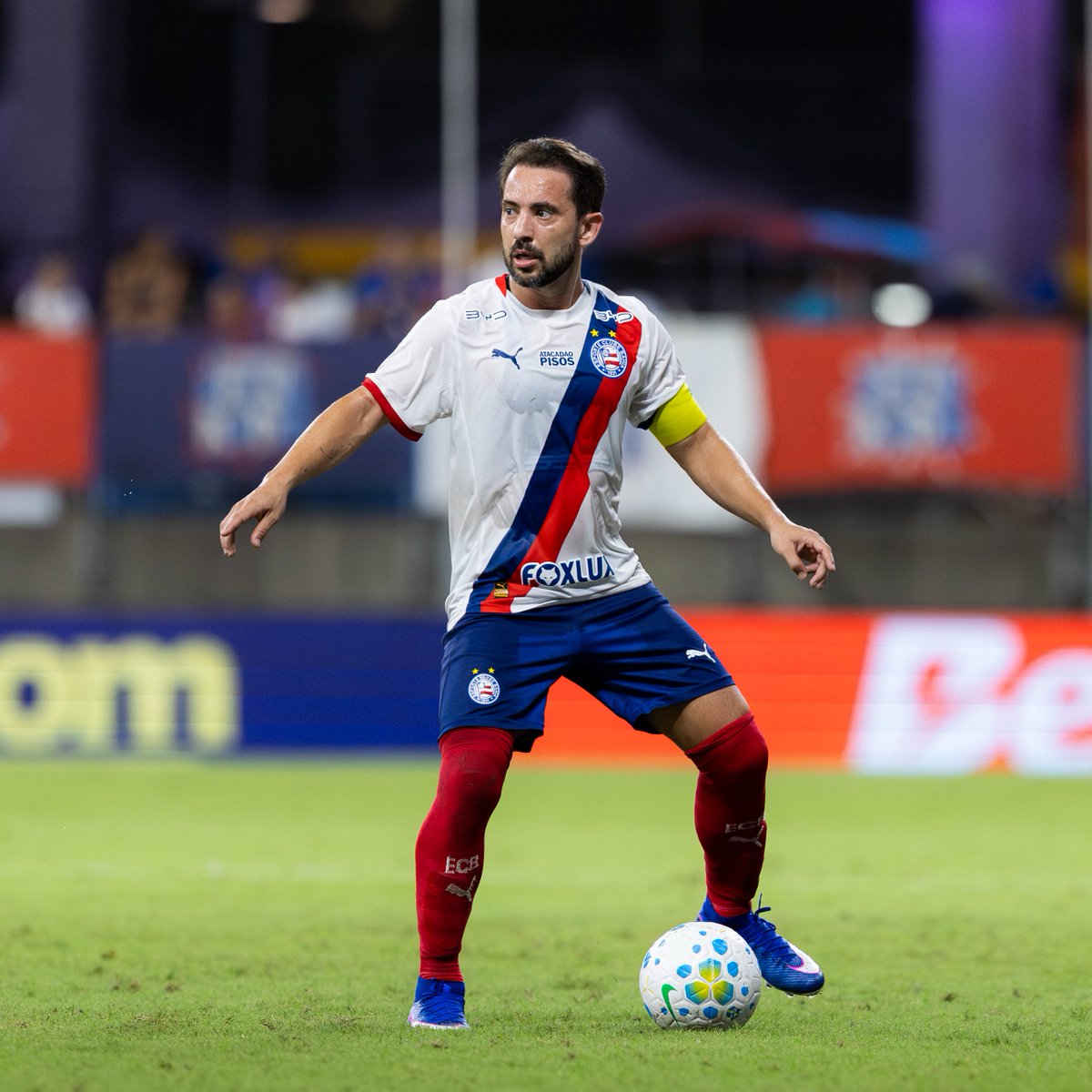 SofascoreBR's tweet photo. 🔎 Everton Ribeiro é o vice-líder em passes decisivos do @ECBahia em 2026! 🔑🔑

⚔️ 10 jogos
⚽️ 1 gol
🅰️ 2 assistências
🔑 24 passes decisivos (!)
↗️ 69% acerto no passe longo (!)
💨 65% acerto no drible (!)
🦾 47 bolas recuperadas
👊 26 faltas sofridas (2.6 /j!)
💯 Nota Sofascore 7.50