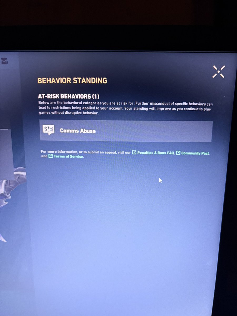 Mebeheee's tweet photo. Ce soir je me connecte sur son compte pour lui acheter des couteaux et remonter un peu son moral et je vois ça. Je lui demande des explications et elle me dit que c’est en demandant à la team ennemie de report son teammate pour menace de v qu’elle s’est pris un avertissement. ?/3 https://t.co/c0wLpKOp4G