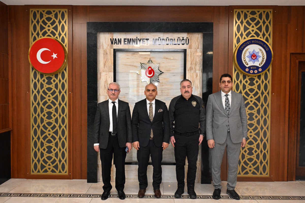 Van Cumhuriyet Başsavcısı Sn. Osman KARA, Van Bölge Adliye Mahkemesi Başkanı Sn. Emirşah BAŞTOĞ ve Van Bölge Adliye Mahkemesi Cumhuriyet Başsavcısı Sn. Hikmet SALMAN, 10 Nisan Polis Haftası münasebetiyle İl Emniyet Müdürümüz Sn. Murat MUTLU'yu makamında ziyaret etti.