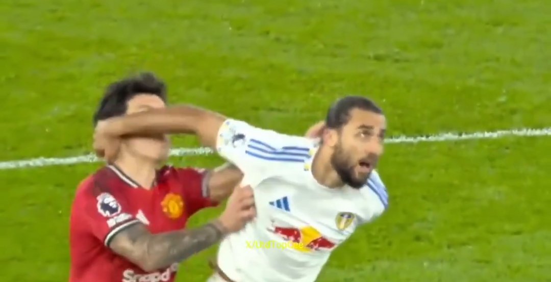 Kennydiddy's tweet photo. Lisandro Martinez is shown a straight red card!!! How is this a red???? https://t.co/PQ0kMnjY8g