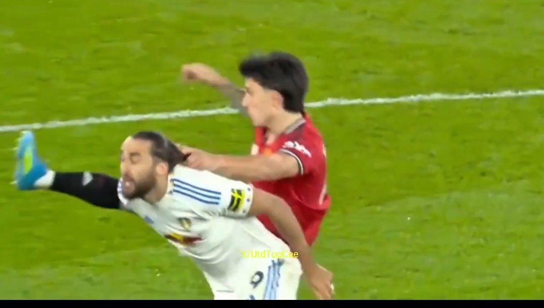 Kennydiddy's tweet photo. Lisandro Martinez is shown a straight red card!!! How is this a red???? https://t.co/PQ0kMnjY8g