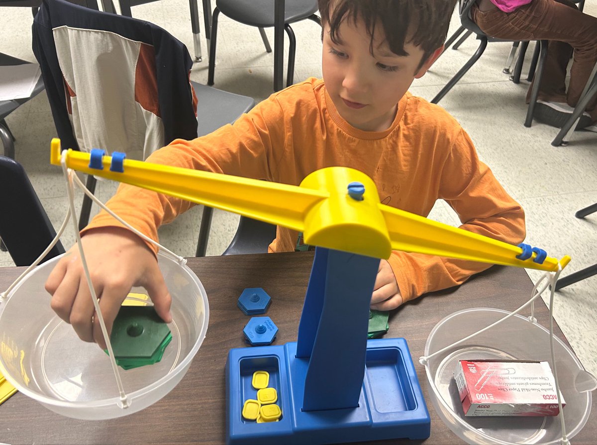 MsKeyota's tweet photo. Using a Pan Balance scale to measure and compare the weight of school items in grams. #handsonmath #measuremass #massbenchmarks #Ocsbmath @OttCatholicSB @CorpusOCSB https://t.co/cu7tGx331P