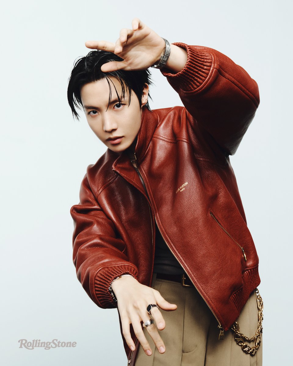 RollingStone's tweet photo. .@bts_bighit's J-Hope (#정호석) on the power of being in a group.

“Now that we’re back together, the other members are filling in any gaps that I feel in my expression, in my performance. In a lot of ways, I realized that this is why there were seven of us.”

Story: https://t.co/bc0v3QCg97