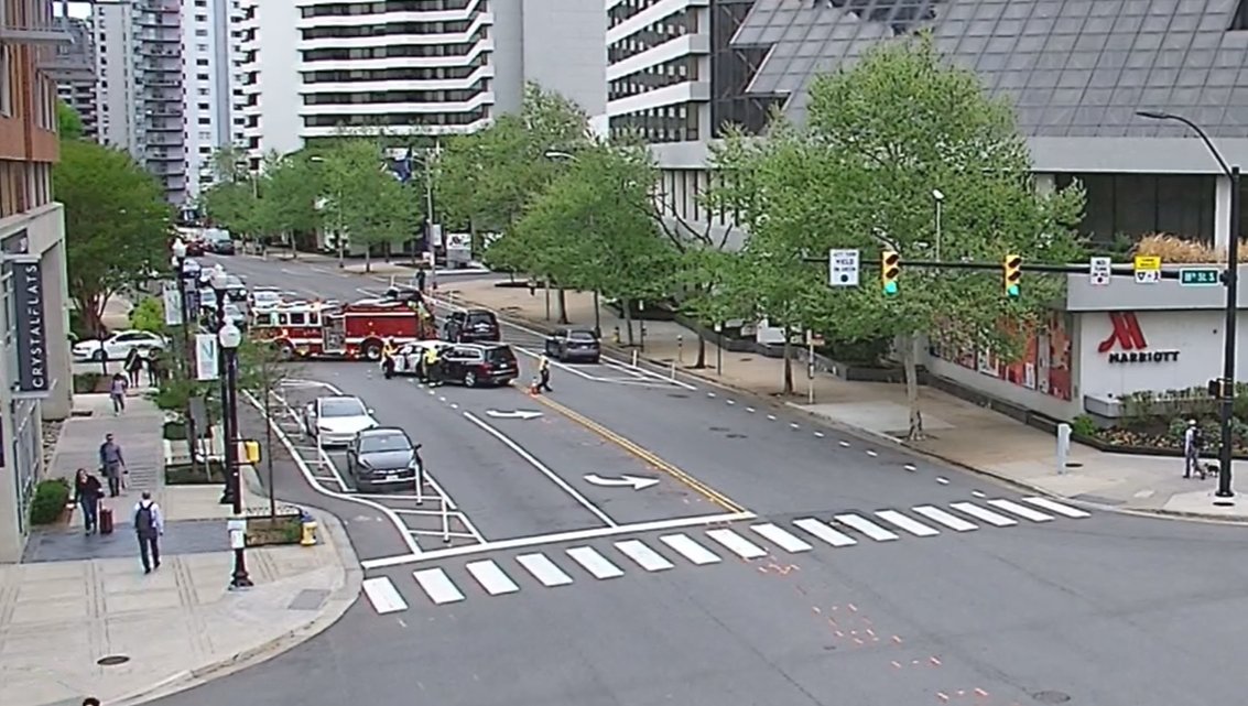STATter911's tweet image. NEW: It's not a good afternoon in South Arlington. This crash is on S. Eads just north of S. 18th Street.  @ARLnowDOTcom @matthewyoung31 #arlingtonva #crash