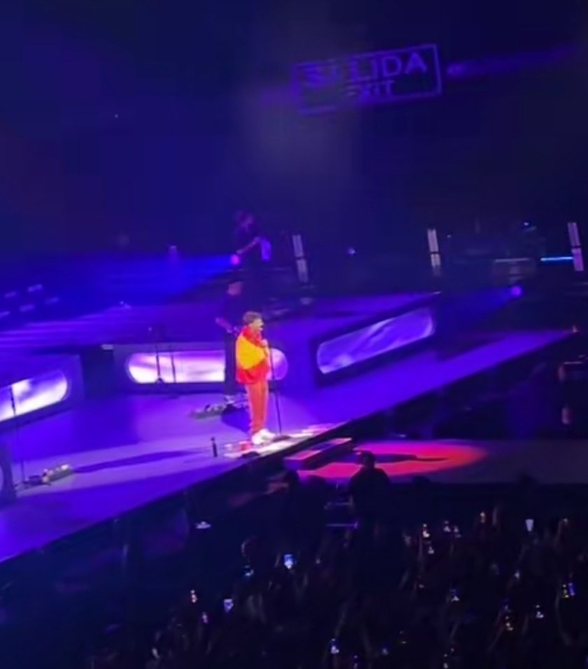 LouisWT91World's tweet photo. 📸| Louis Tomlinson with the Spanish flag  🇪🇸 #HDWGHWTMadrid https://t.co/D4LjAFPd66