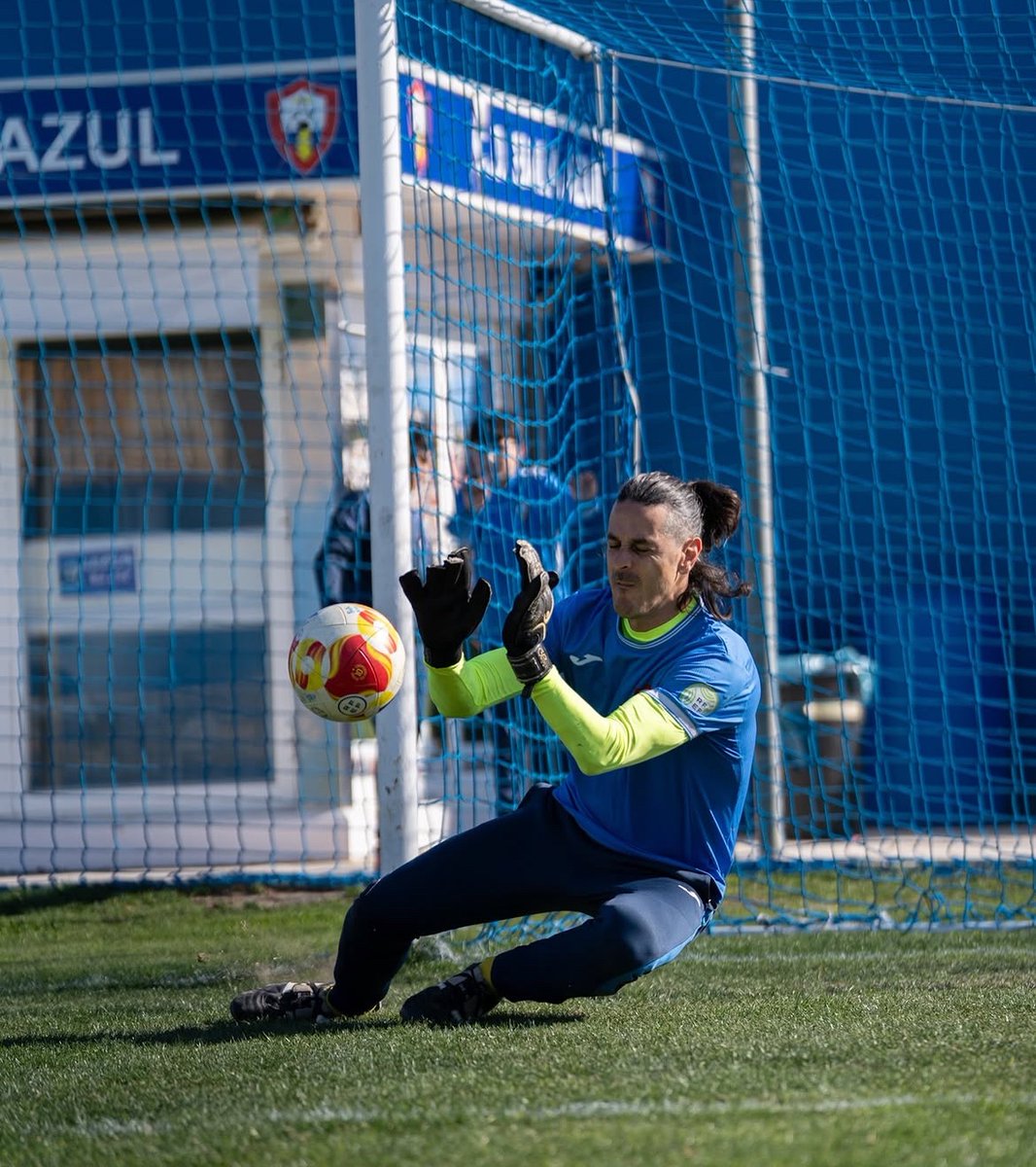 Nacional10x's tweet photo. 3 RFEF - Más partidos 

Carlos Molina (SFC Minerva) y Emilio (Bala Azul) comparten varias peculiaridades 

-Son porteros expertos
-Ambos han disputado 30 encuentros (todo en juego)

Por ello se unen a selecto club de los futbolistas con más partidos jugados (mismos que Hugo Guil) https://t.co/QPAXIJSX3g