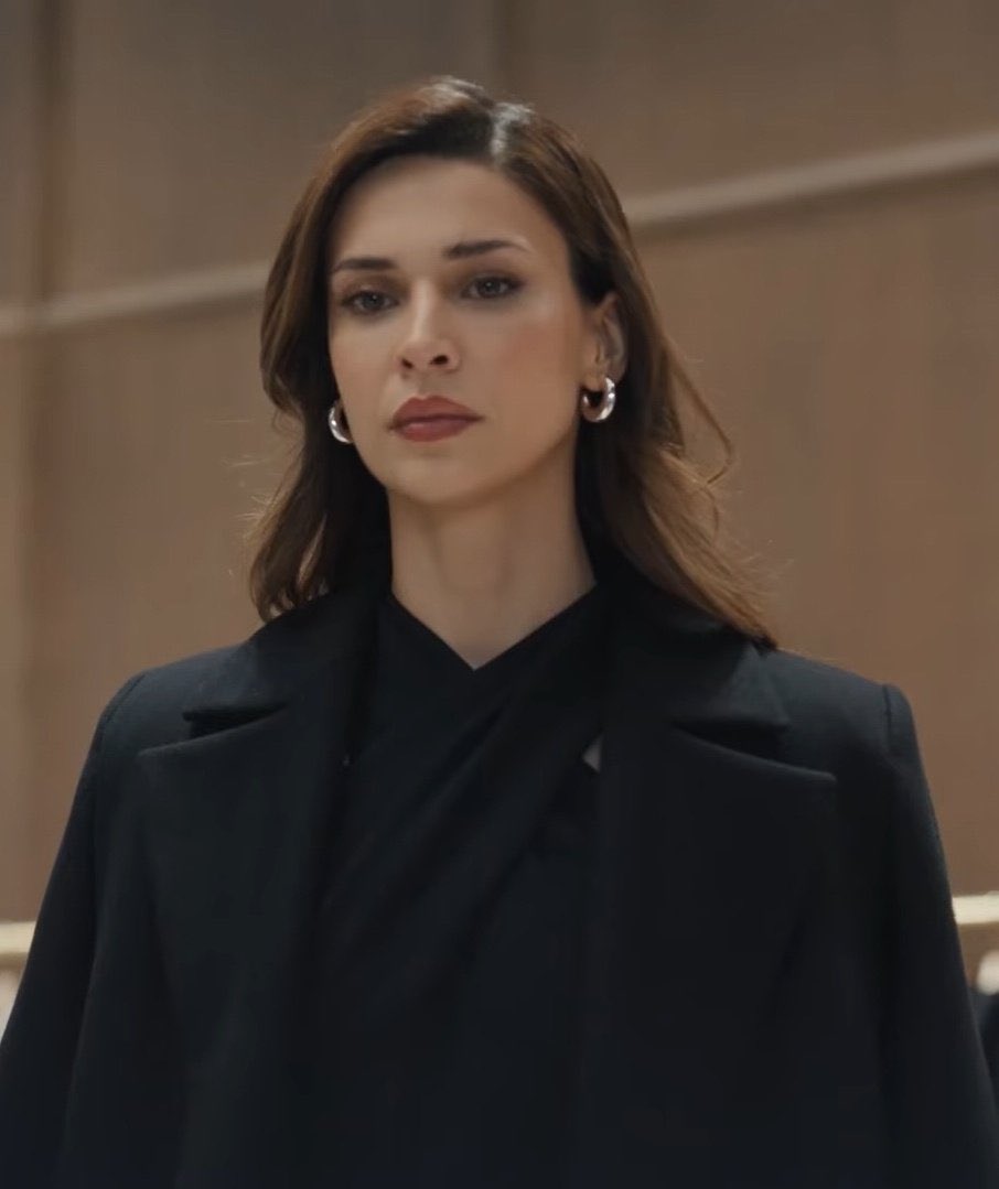 yaldizdam's tweet image. اكيد في سر ثاني عندها لانها هنا متأثره وعيونها حزينه احس في سبب ثاني يخصها  🥹🥹💔
#ceylan #Yeraltı
