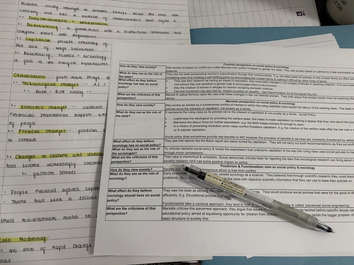 fruitbear_'s tweet image. first day back at school 💔 #studytwt