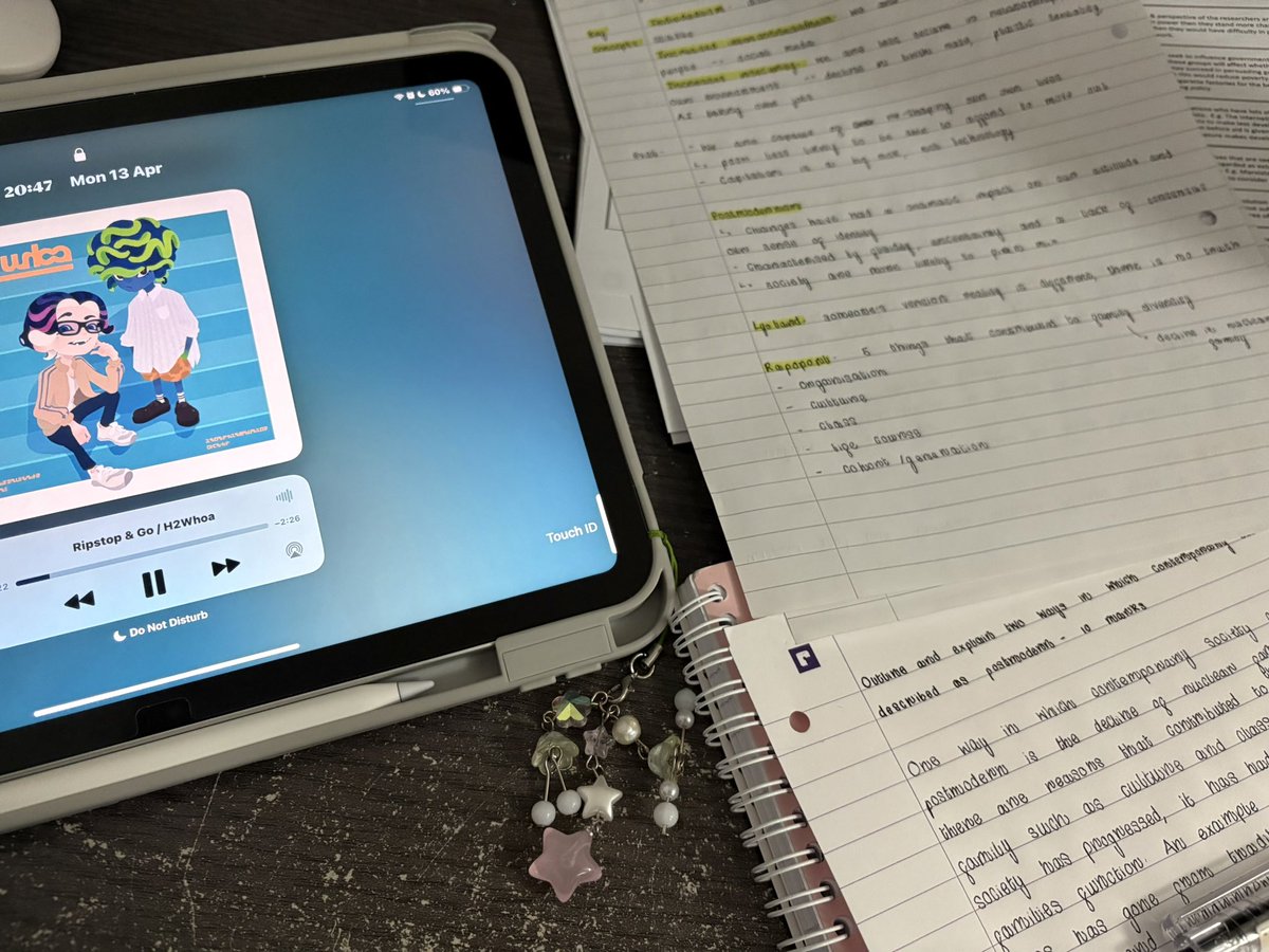 fruitbear_'s tweet image. first day back at school 💔 #studytwt