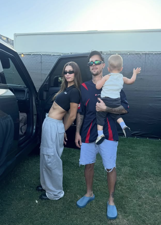 nova missão para o <a href="/_andreyray/">Andrey Raychtock</a>: descobrir qual é a camisa que o Bieber tá usando nessa passagem de som do Coachella. O design é da Lotto na temporada 06/07, mas foi até onde deu pra chegar com os recursos disponíveis.