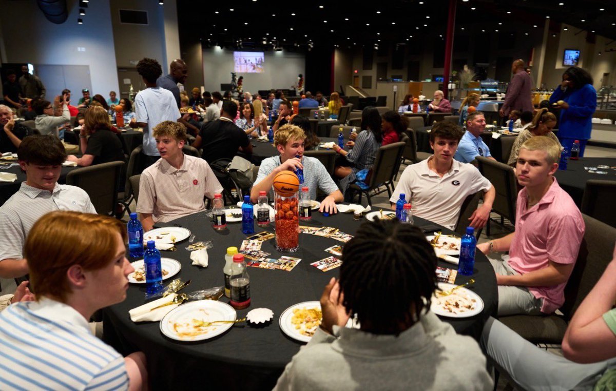 hebron_hoops's tweet image. What a way to cap off an OUTSTANDING year for our program‼️

📸 from our high school and middle school teams at our end-of-year banquet. 

#nothinggiveneverythingearned 
#humbleandhungry 
#1percentbettereveryday 
#brickbybrick     
#stackgooddays