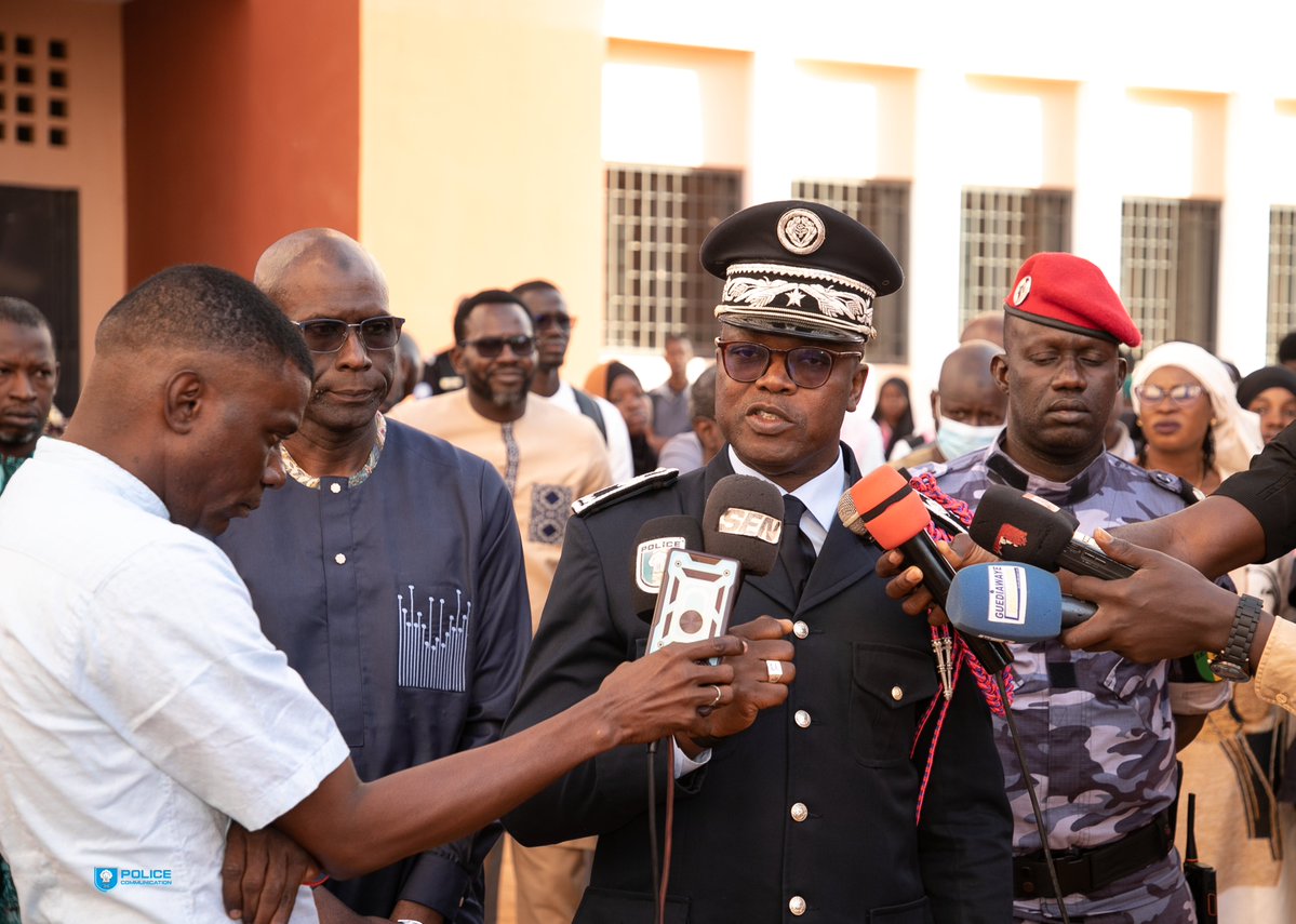 PoliceNationSN's tweet image. Levée des couleurs au Lycée Seydina Limamoulaye : 
Le Commissaire Central de Guédiawaye, Daouda BODIAN, a présidé ce lundi une cérémonie solennelle avec la Musique principale de la Police. Au cœur de l'échange : patriotisme, respect des institutions et déploiement d'#EduPolSen.