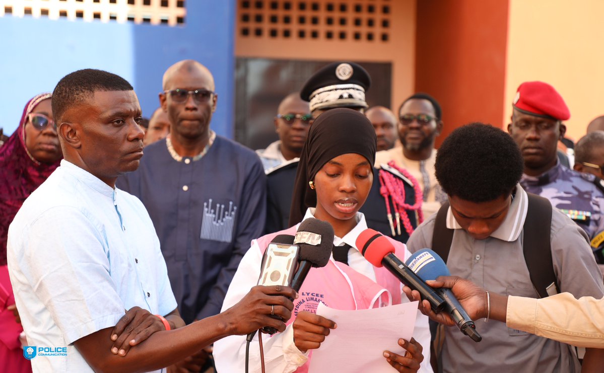 PoliceNationSN's tweet image. Levée des couleurs au Lycée Seydina Limamoulaye : 
Le Commissaire Central de Guédiawaye, Daouda BODIAN, a présidé ce lundi une cérémonie solennelle avec la Musique principale de la Police. Au cœur de l'échange : patriotisme, respect des institutions et déploiement d'#EduPolSen.