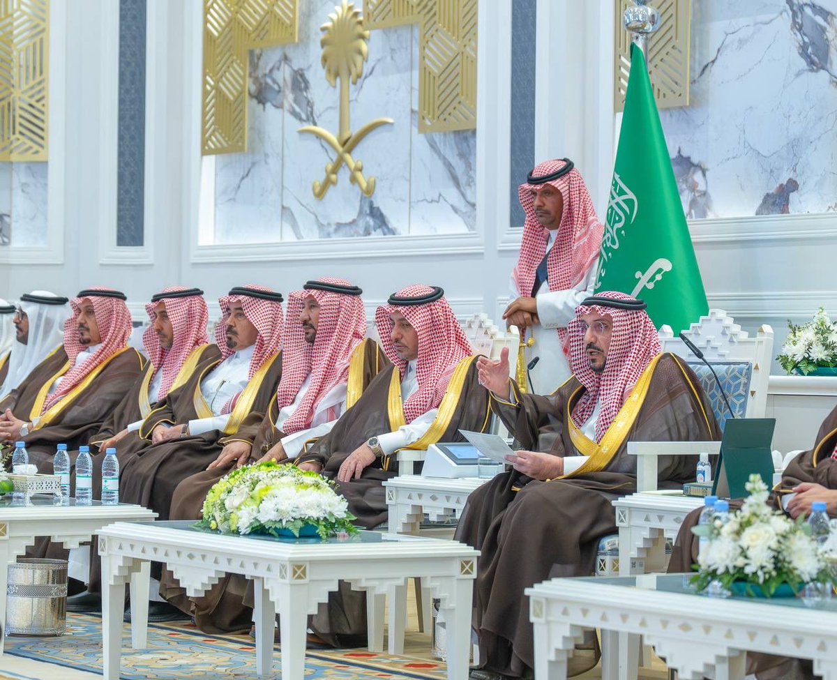 EmarahAlQassim's tweet photo. بلغ إجمالي العاملين في الأنشطة السياحية بالقصيم 1,518 عاملاً، مع قفزة نوعية في عدد السعوديين الملتحقين بالقطاع، في ظل سعي المنطقة لرفع جاهزية الكوادر الوطنية عبر المسارات التدريبية المكثفة..

سمو #أمير_منطقة_القصيم: يهمني كثيراً نمو القطاع السياحي بالمنطقة لأنه يوفر فرص عمل لعموم العاملين والعاملات بالمنطقة، وصندوق التنمية السياحي يعد داعماً كبيراً للمستثمرين في جميع مجالات السياحة، ونحن نحث كافة المبادرين على الاستفادة من هذه الممكنات لتطوير مشاريع نوعية تعود بالنفع على شبابنا واقتصادنا المحلي.