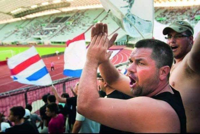 ultras1899_'s tweet image. #Ojdanić (45 ans) était l'un des plus importants chefs de l'histoire de la #TorcidaSplit, héros de guerre, aussi, lors de la guerre d'indépendance de la Croatie, dans les années 90. C'est son visage (plus jeune) qui apparaît sur la fameuse bâche "1950" de la #torcida1950 #Hajduk