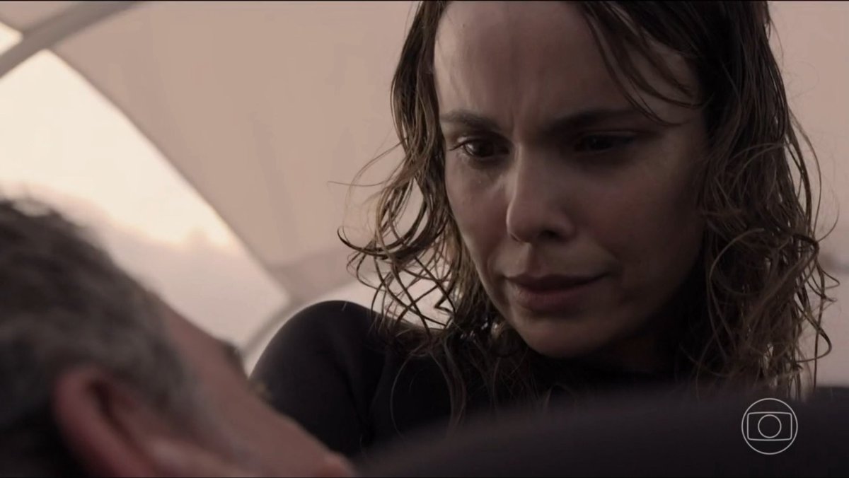 O pai argentino da Nina morreu nos braços dela pedindo que ela prometesse que esqueceria a vingança contra Carminha e ela prometeu. Se prometendo foi daquele jeito, imagine se não tivesse prometido. #AvenidaBrasil