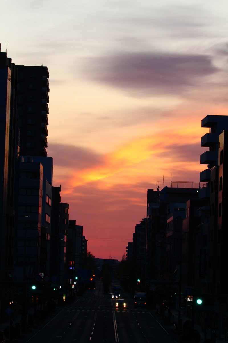 tomohiro323's tweet image. おはよ。
#moon #oha月 #asa月 #お月 
#asa陽 #お日さま #日の出
#そらすき
お月さまが昇ってきたところを撮って
お日様一直線。を撮りに行きましたが
雲がかかっていましてね。
まるさん見えなかったよ。
でも、風も穏やかなよい朝です(^_-)-☆
いってらっしゃい♪