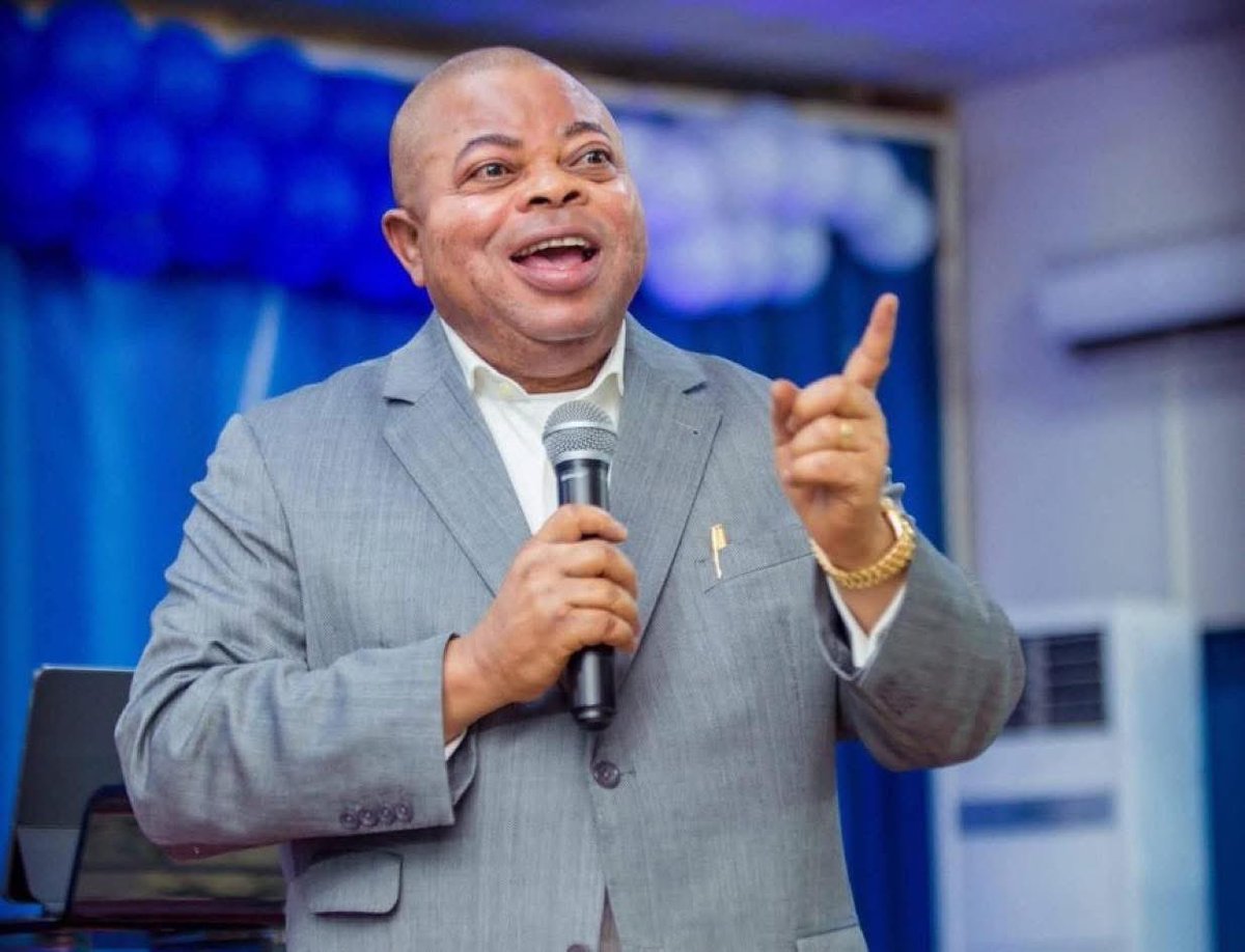 KimKimuntu's tweet photo. « Notre président, Félix Antoine Tshisekedi TSHILOMBO, a pour mission de sauver la #RDC. Dieu va délivrer la RDC à travers le président de la République. Laissez-moi vous le dire, il n’a pas un mandat, il a une mission. Oui, je dis ça, les gens peuvent le combattre. Je dis la vérité aux politiciens : qu'ils attendent que le président finisse sa mission. À ce moment-là, Dieu peut dire qu'il peut partir. Je dis ce que je sens, je suis sûr que ce que je dis vient de Dieu. », a déclaré le Révérend Pasteur Barnabé MUAKADI, DG de la DGI  devant ses fidèles