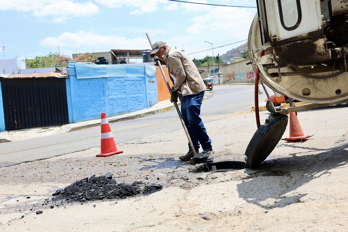 SOAPA_Oax's tweet photo. En la colonia Santa Anita, personal de Alcantarillado desazolvó la red de drenaje sanitario con equipo hidroneumático, en el cruce de la carretera Antigua a Xoxocotlán y Agustín Melgar, eliminando taponamientos y mejorando la operatividad de la infraestructura.
El @GobOax, a través de #CEABIEN y #SOAPA, mantiene trabajos en territorio para prevenir afectaciones a la ciudadanía.