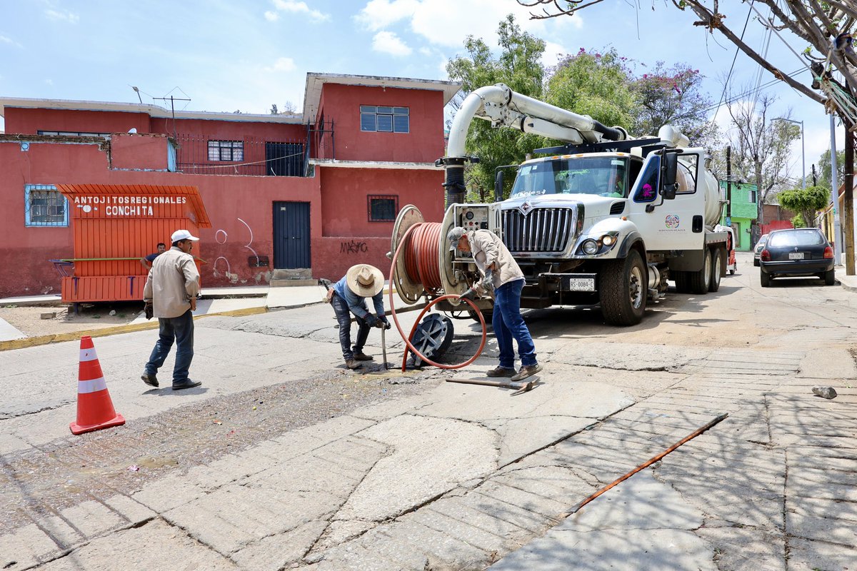 SOAPA_Oax's tweet photo. En la colonia Santa Anita, personal de Alcantarillado desazolvó la red de drenaje sanitario con equipo hidroneumático, en el cruce de la carretera Antigua a Xoxocotlán y Agustín Melgar, eliminando taponamientos y mejorando la operatividad de la infraestructura.
El @GobOax, a través de #CEABIEN y #SOAPA, mantiene trabajos en territorio para prevenir afectaciones a la ciudadanía.