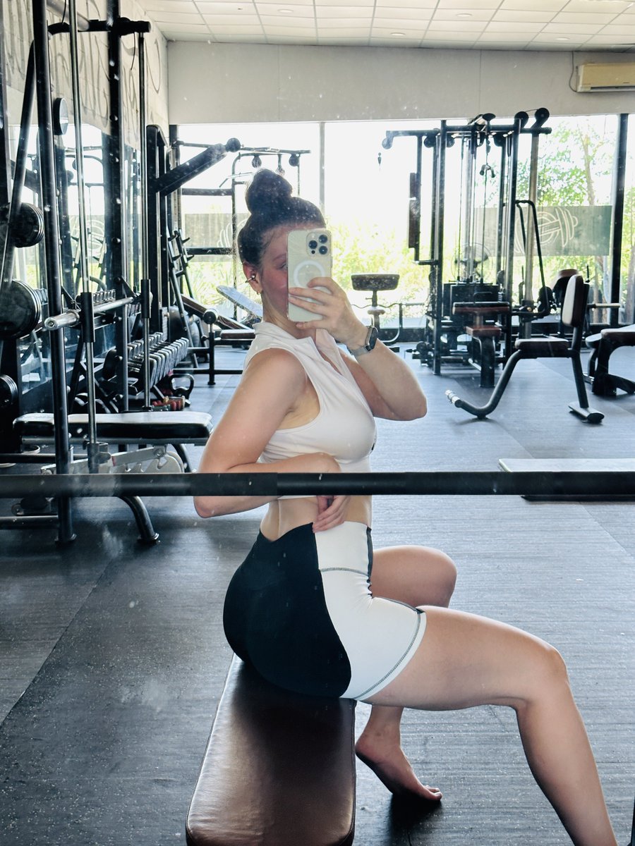 Gym time 🥰 What is your favorite exercise?