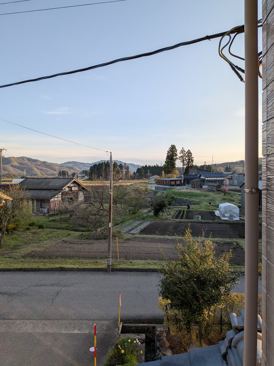 おはようございます😊
天気は☀、外気温は４度。寒〜い朝です。今朝の7MHZ、1、3エリアの移動局と交信出来ました🤣今日は近場も、遠方もはっきり聞こえていました。
FBな1日になりますように♪