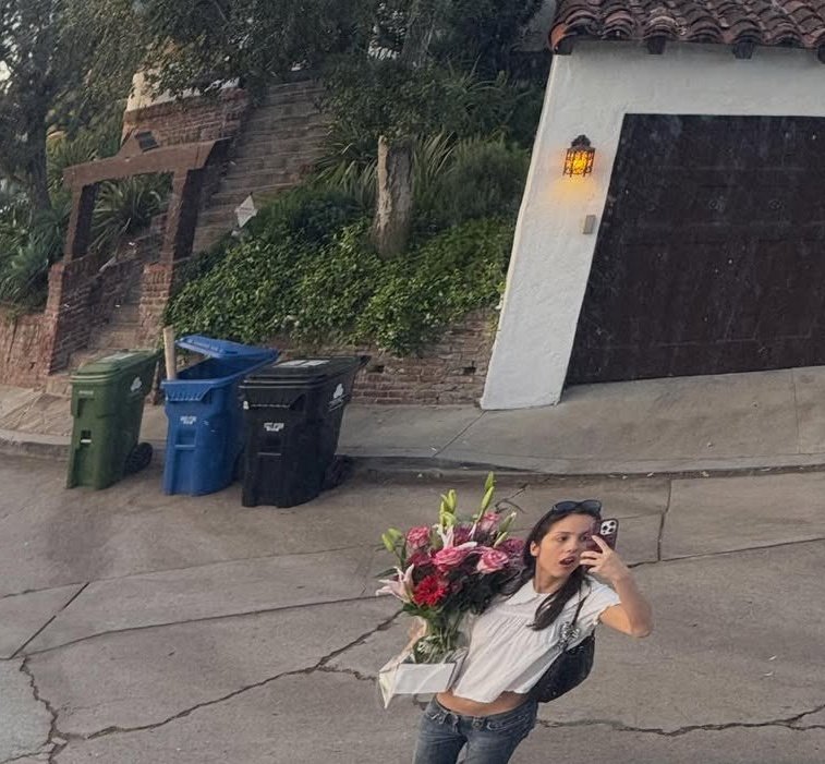 girl in L♡VE tweet media