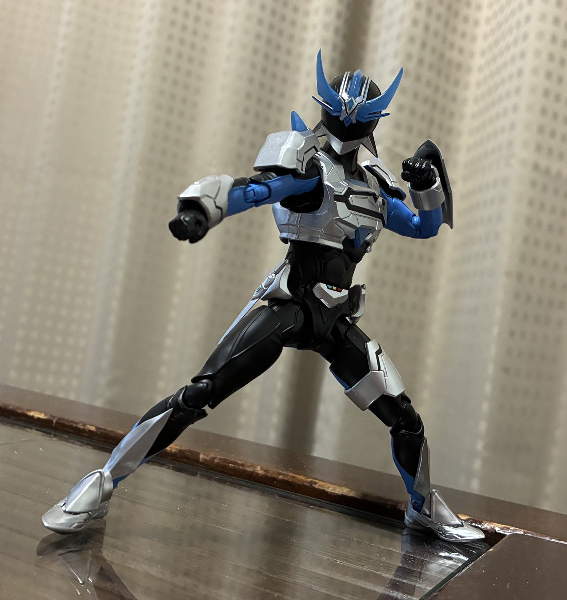 真骨彫ウイングマン
ガーダーシルエット

ようやく開封。やってる時は凄く面白かったけど続報もないし、既に懐かしい感がありますね。続きがあるといいけど。

左右非対称のアーマーがカッコイイ！

最低限の追加パーツで再現できるように考えてデザインされてるな、と思いました。