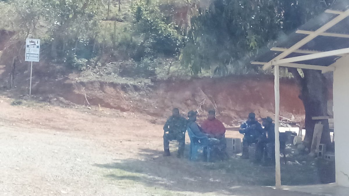 La delincuencia en sus buenas y los policías cuidando campamento en una loma inaccesible de una empresa privada, en San Juan, el país de las maravillas, ¡cosas veredes sancho!