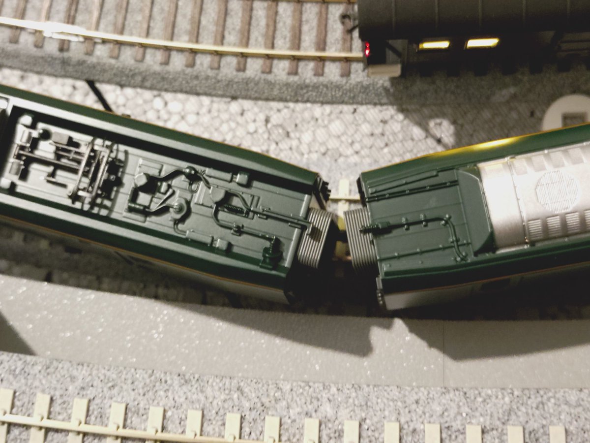 1972Tetsuo's tweet photo. ホームをレール3本分に延長するとともに、CLASS800をスマイルサウンドでDCC化しました。サウンドは暫定で283系。このままでもいい気がするけど、この車両は玩具仕様でパンタが上がらないので、ディーゼル音も仕込む必要あります。 https://t.co/lDC3kJUuoH