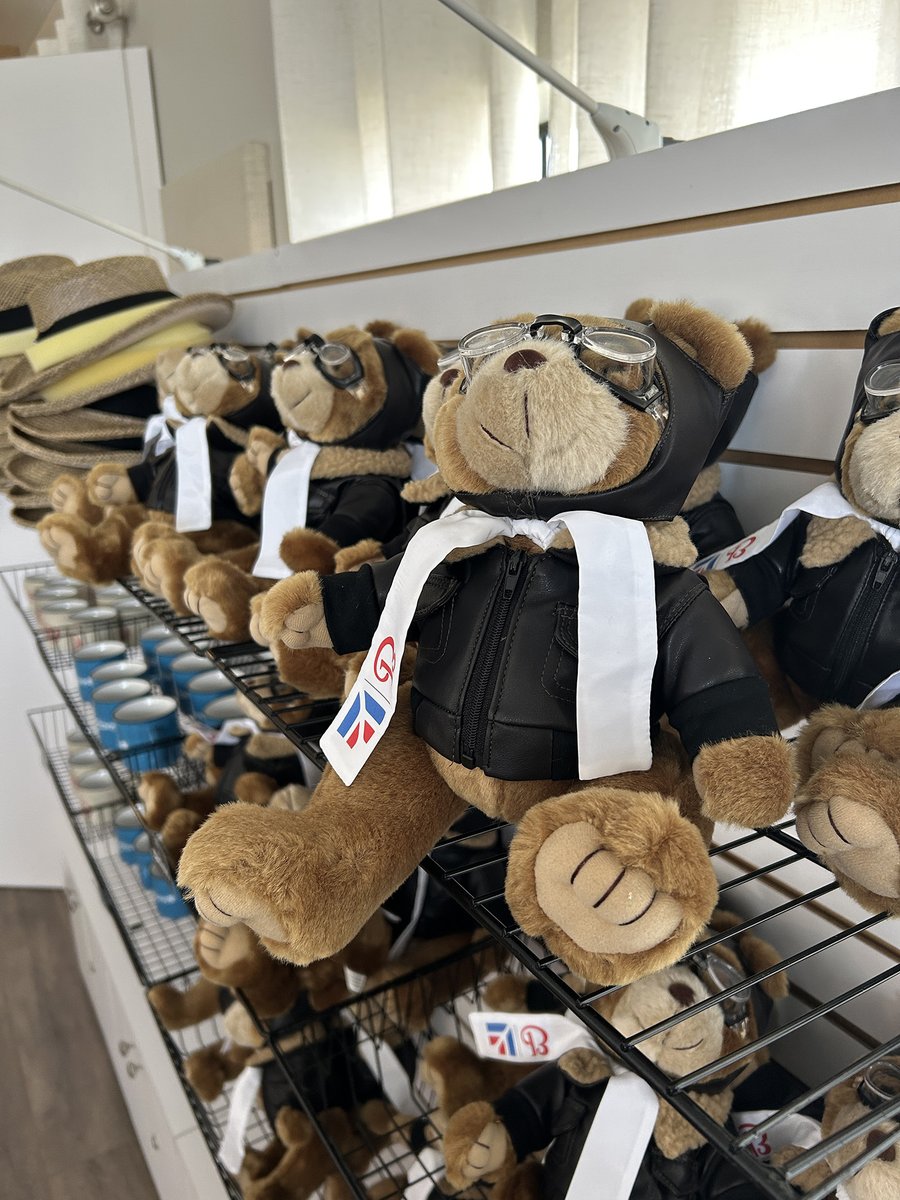 TextronAviation's tweet image. Who’s ready for Sun ’n Fun? 🏝️

#SNF2026 kicks off tomorrow, and we’re excited to showcase our @Cessna, @Beechcraft and @PipistrelEU aircraft in Lakeland, Florida. Visit our team and see what’s waiting at our booth.