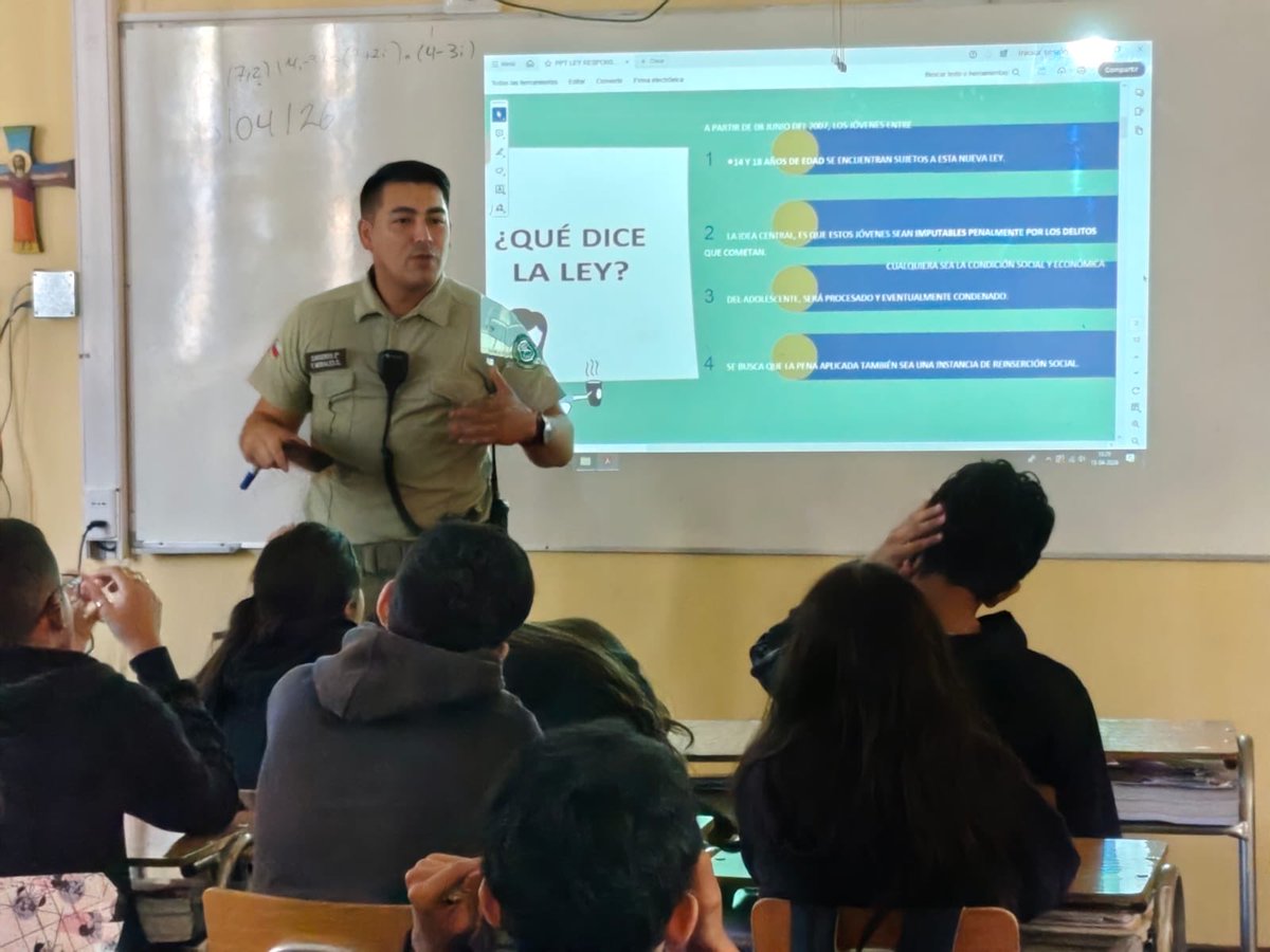 CarabPrCentral's tweet photo. #RolEducativo/ 4ta. Comisaría.

Personal de la MICC, realizó una charla dirigida a los cursos de 3° y 4° medio, abordando la Ley de Responsabilidad Penal Adolescente, con el objetivo de informar y generar conciencia en los jóvenes sobre las consecuencias legales de sus actos. https://t.co/KnPTMKASW7