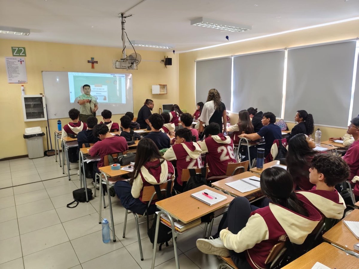 CarabPrCentral's tweet photo. #RolEducativo/ 4ta. Comisaría.

Personal de la MICC, realizó una charla dirigida a los cursos de 3° y 4° medio, abordando la Ley de Responsabilidad Penal Adolescente, con el objetivo de informar y generar conciencia en los jóvenes sobre las consecuencias legales de sus actos. https://t.co/KnPTMKASW7