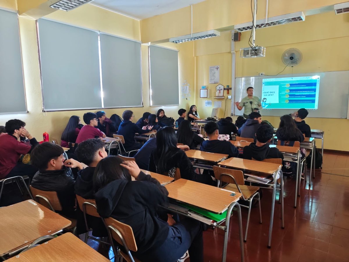 CarabPrCentral's tweet photo. #RolEducativo/ 4ta. Comisaría.

Personal de la MICC, realizó una charla dirigida a los cursos de 3° y 4° medio, abordando la Ley de Responsabilidad Penal Adolescente, con el objetivo de informar y generar conciencia en los jóvenes sobre las consecuencias legales de sus actos. https://t.co/KnPTMKASW7