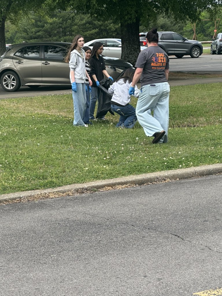 Blackman_Flames's tweet photo. Who has the best Beta Club in the world?? Blackman Middle does!! They are doing community service work and making our campus beautiful!! Thanks BMS Beta Club! https://t.co/opY86bfoH9