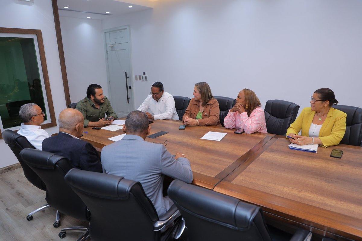 DiputadosRD's tweet photo. La Comisión Permanente de Cámara de Cuentas, presidida por el diputado Rogelio Genao (@RogelioGenaoLz), se reunió para coordinar la agenda de trabajo de la Comisión para la Primera Legislatura Ordinaria del 2026. #DiputadosRD https://t.co/EwPH27NMEE