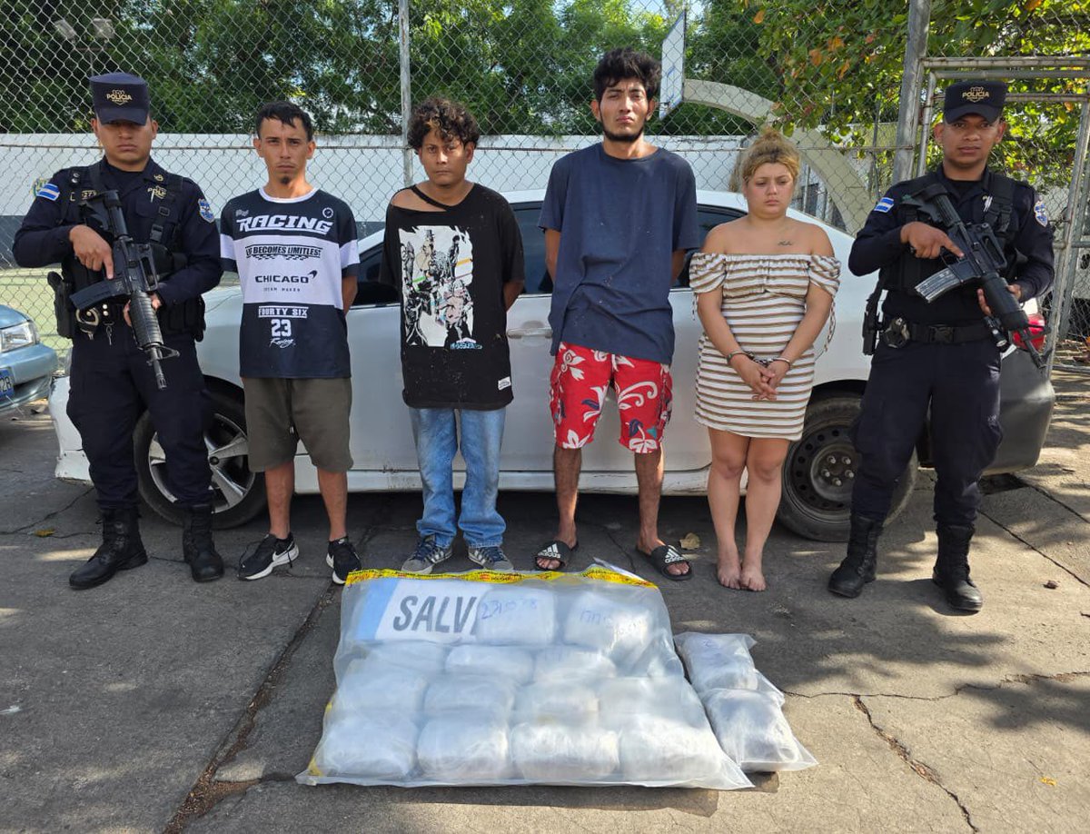 En horas de la noche sobre la carretera Litoral, a la altura de la Hacienda La Carrera, Usulután, equipos de Inteligencia Policial intervinieron 2 vehículos en los que trasladaban droga.

Cuatro personas fueron detenidas, han sido identificadas como:

👉🏼Kevin Alonso Romero Guido