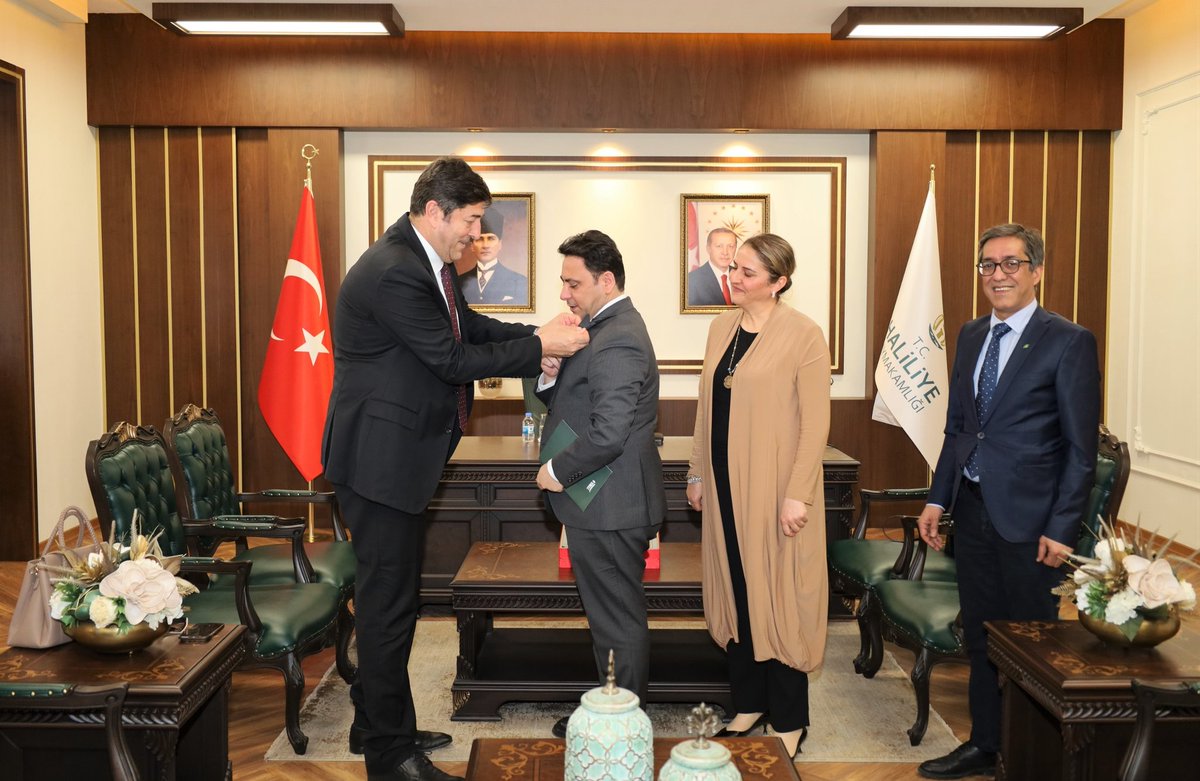 Urfabulteni's tweet photo. Kaymakam Şahin'e TEMA Vakfından Fidan Bağışı Takdiri - Urfa https://t.co/uWncjwDAhP - Bi haber olma haberdar ol | Son Dakika Şanlıurfa Haberleri
https://t.co/O8sad8Kf8G

@mserkansahin @Ahmetengul63 @Fatmaates63 @haliliyegovtr https://t.co/zF81NnoaxE