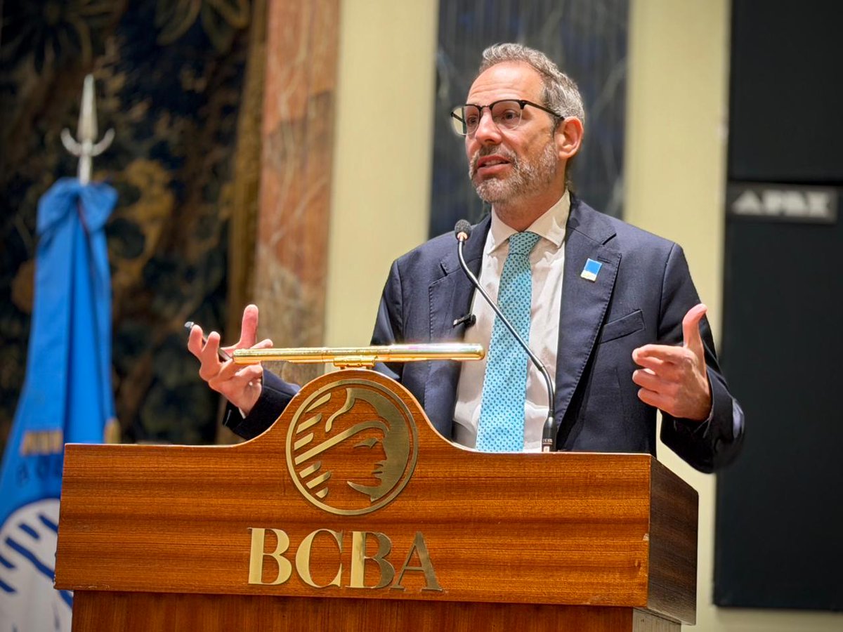 PromocionARG's tweet photo. 🇦🇷🇵🇹 Argentina y Portugal se proyectan como puertas de acceso al Mercosur y la Unión Europea

En el Foro Económico Portugal–Argentina, realizado en la Bolsa de Comercio de Buenos Aires, el presidente ejecutivo de PromArgentina, @SucaDiego, destacó el potencial de ambos países para promover el intercambio entre bloques y generar nuevas oportunidades de inversión y comercio.

Argentina avanza con más estabilidad, previsibilidad y una agenda activa de inserción internacional.

Desde PromArgentina acompañamos a las empresas en su salida al mundo y promovemos oportunidades en sectores estratégicos.

Argentina está lista. El momento de invertir es ahora.