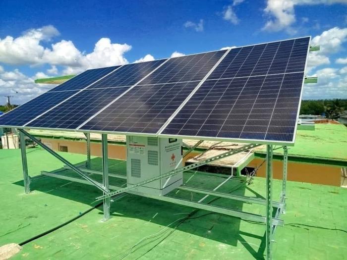 EmbHuaXin's tweet image. 🇨🇳🇨🇺⚡☀️ Se están instalando sistemas fotovoltaicos donados por #China en los policlínicos y otros centros vitales de las provincias cubanas, asegurando la vitalidad de los mismos para proteger la vida y la salud del pueblo en medio del cerco energético de #EEUU contra #Cuba.