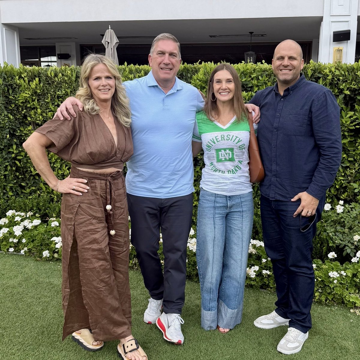 artemiswealthmi's tweet photo. The reach of the Private Advisor Group  community is awesome. We wrapped up an excellent week visiting with clients in Arizona 🌵by connecting with our great friend and marketing extraordinaire Kelly Coulter!  She and her entire team have been difference makers for us!
#community https://t.co/bXLA0byQU8