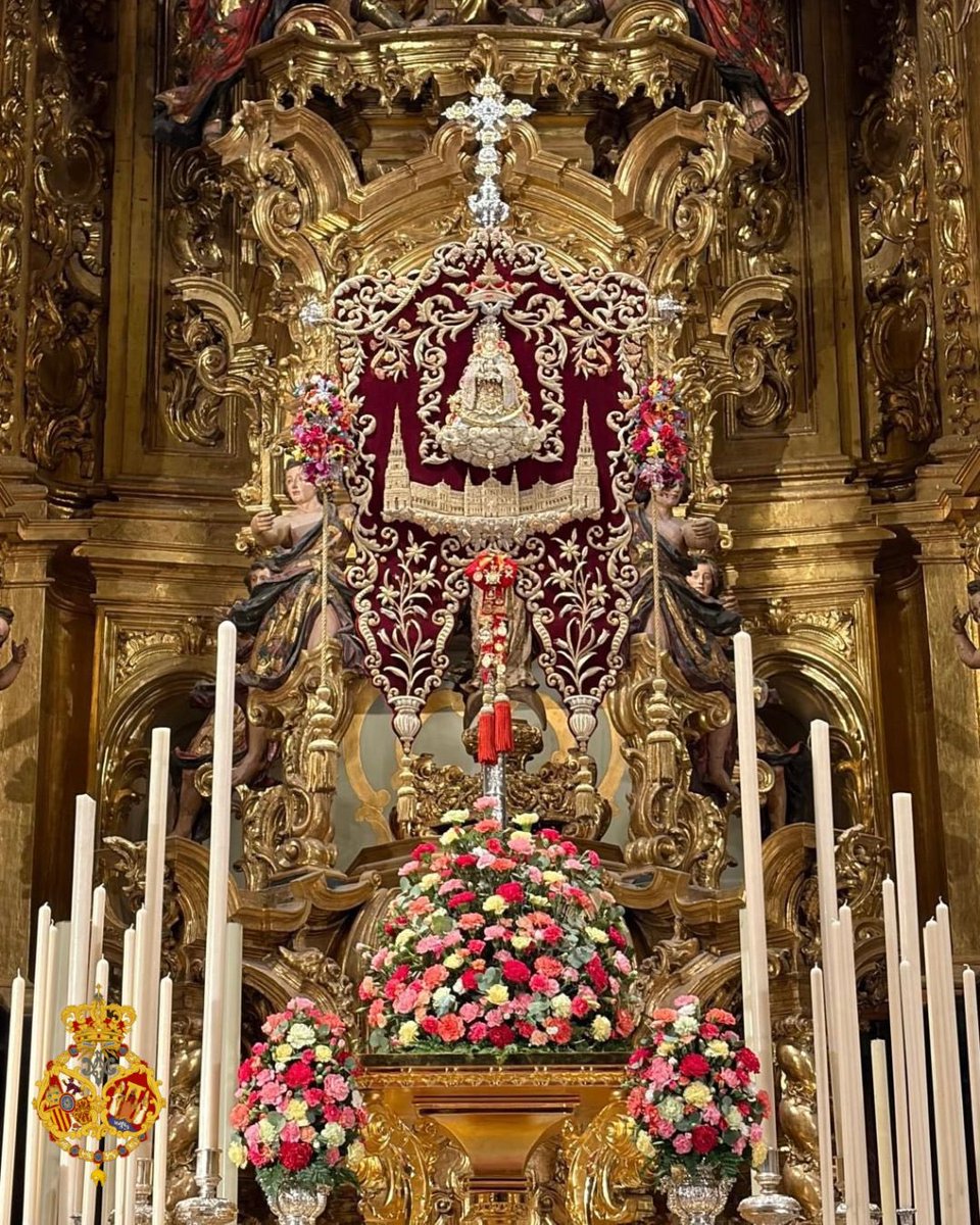 Así luce nuestro Bendito Simpecado en el altar montado en la Iglesia Colegial del Divino Salvador  con Motivo del pregón de las Glorias de Sevilla 2026.

Los próximos martes, miércoles y jueves, celebraremos la sagrada Eucaristía a partir de las 21:00 horas.

#GloriasSevilla26