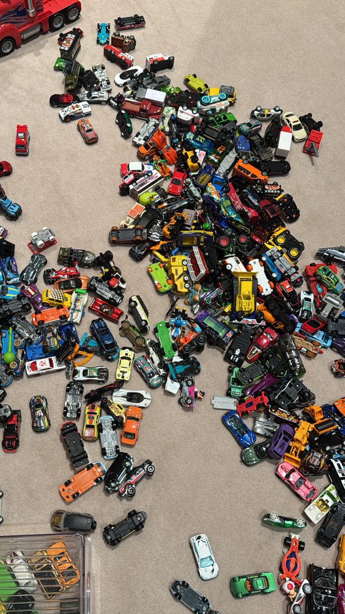 Caio: "papai, me ajuda a arrumar os carrinhos"

tem 3 horas que eu tô aqui