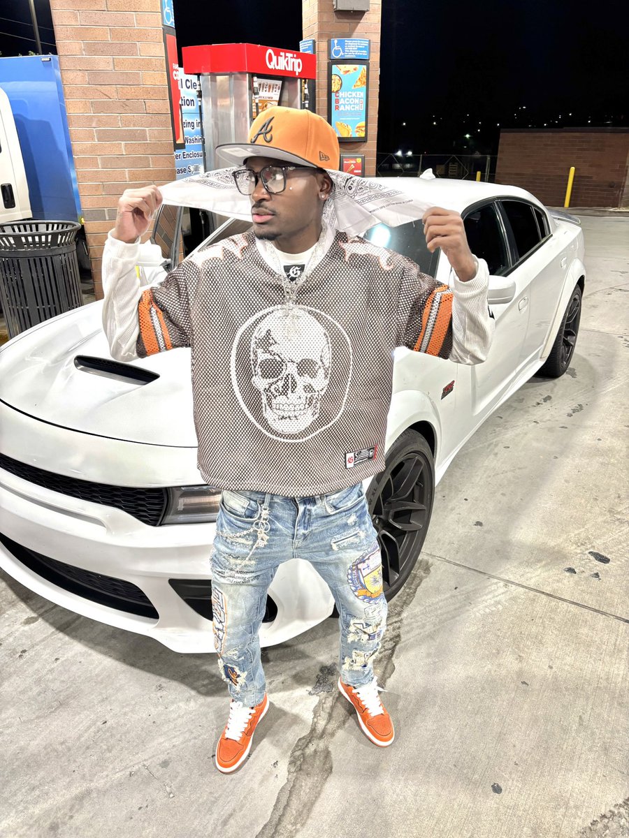 LilBaddAss23's tweet photo. Clothes on Vs Clothes off 😅 https://t.co/C8iIo5mATQ