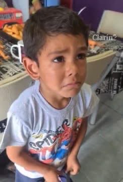 La psicóloga que le quitó a Ángel al padre para entregarlo a la muerte se llama Jennifer Grisell Leiva.

El padre contó en un programa de La Nación+ que, cuando él le mostraba los videos del nene llorando, ella se reía en su cara y le decía: “Cállate, ignorante”.

Ella firmó para