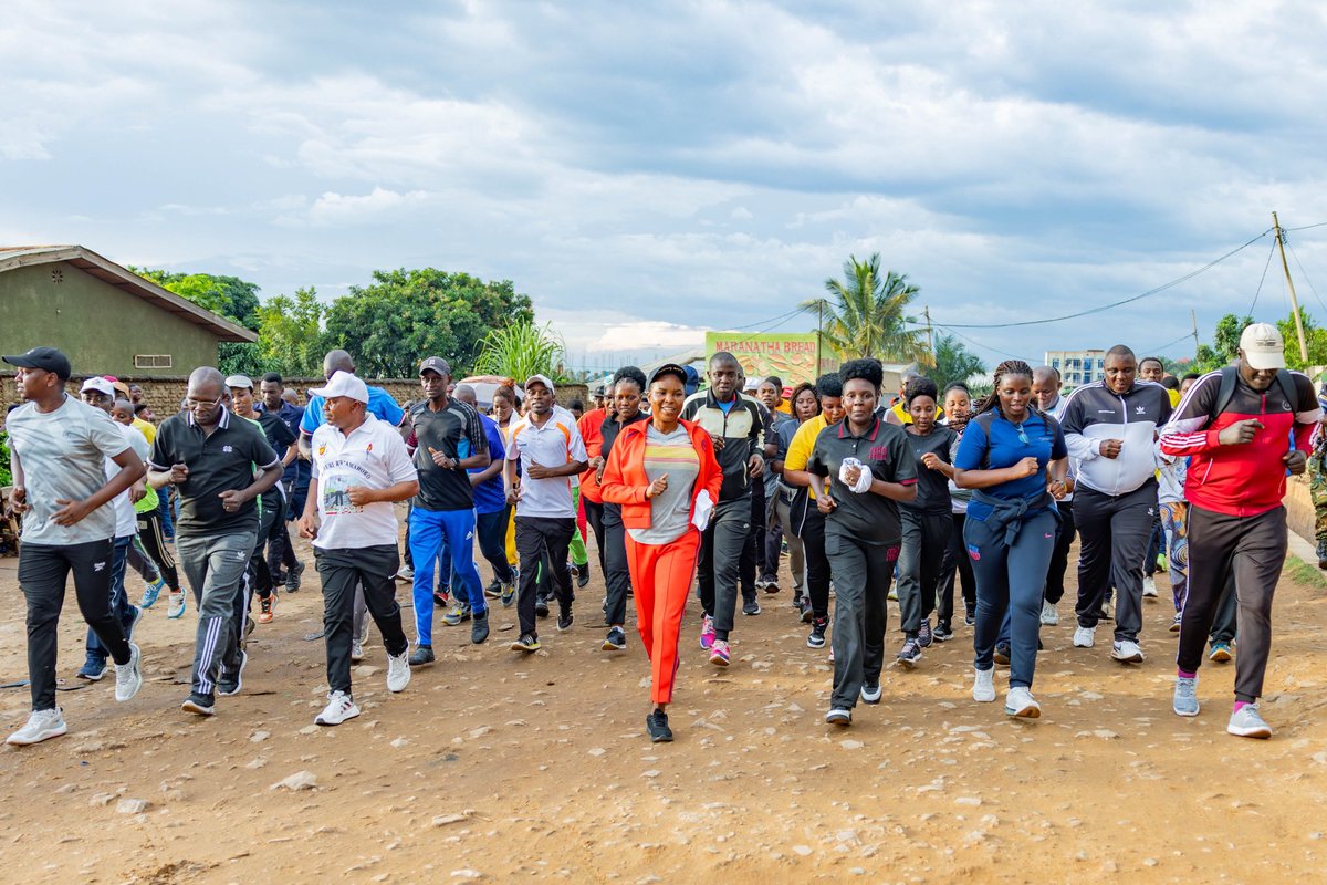 OPDD_Burundi's tweet photo. SE @Burundi1stLady, s'est jointe, ce 13 avril 2026, à la population de la province de Bujumbura dans une marche sportive organisée par le club Pas à Pas:Bien-être pour tous. Les participants ont exprimé leur joie de s'engager dans cette pratique sportive bénéfique pour leur santé https://t.co/rvwwXxyhzR
