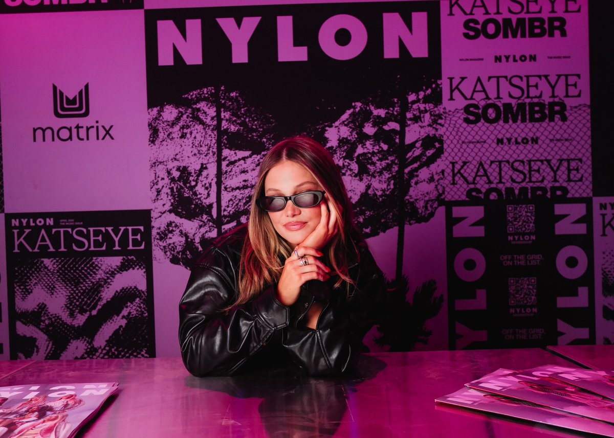 Olivia Holt para a Nylon House in the Desert, no Coachella Valley, Califórnia.